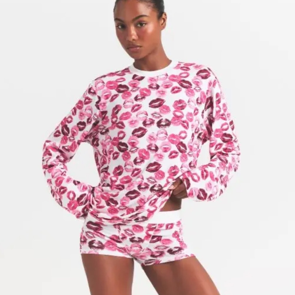 💋 SKIMS Valentine's Day Boyfriend Long Sleeve Sleep Shirt Lip Print 💋